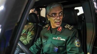 عکس / سفر به تاریخ ؛ «سرلشکر باقری» در حال نشانه‌گیری با تفنگ تک‌تیرانداز در یک نمایشگاه / روحش شاد