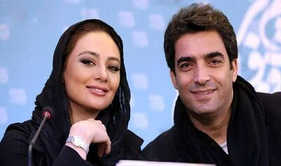 سلفی منوچهر هادی، یکتا ناصر و فرزاد فرزین با نوازنده‌های سنتی در پشت صحنه برنامه منو بشناس