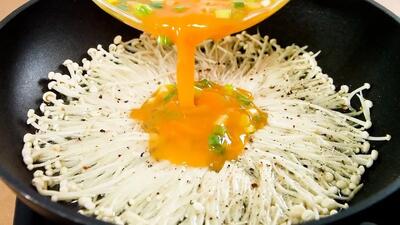 طرز تهیه املت قارچ آنوکی به شیوه آشپز آمریکایی(+فیلم)