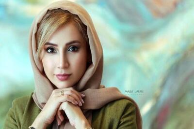 نگاه روز | نمایش طراوت در خانه شبنم قلی‌خانی بازیگر مریم مقدس با چیدمان گلدان‌های رز و بامبو