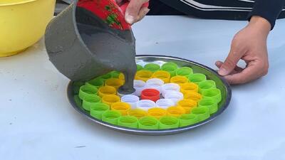 درب بطری نوشابه را دور نندازید / ایده ساخت گلدان های فانتزی با سیمان و درب بطری