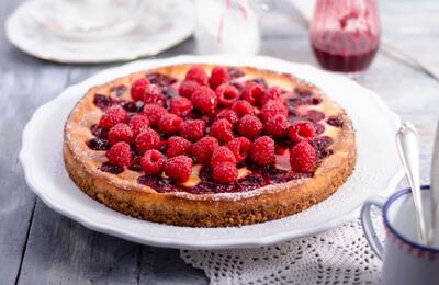 طرز تهیه کیک تمشک خانگی خوشمزه و آسان