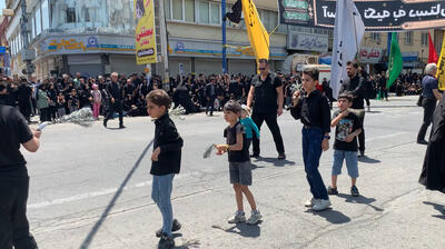 کودکانی که در تاسوعای حسینی مشق آزادگی تمرین می کنند