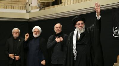 لحظه ورود رهبر انقلاب به حسینیه امام خمینی دقایقی پیش