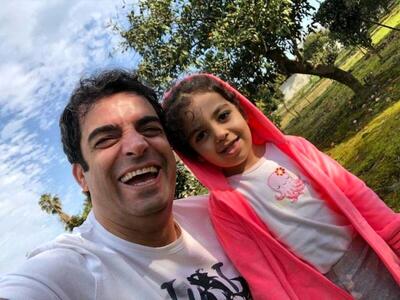 لحظه‌ای خانوادگی و شاد؛ منوچهر هادی در کنار دخترش + عکس