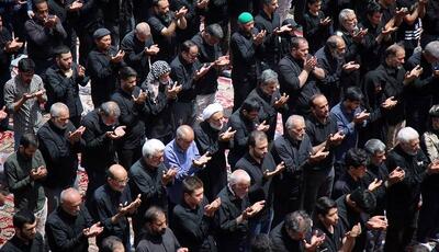 اقامه نماز ظهر عاشورا با حضور گسترده عزاداران حسینی در هرمزگان