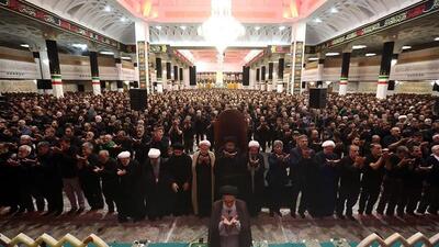 نمازظهر عاشورا با شرکت پرشور عزاداران حسینی در قم اقامه شد
