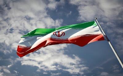 پرچم ایران همزمان با حرکت دسته طویرج در صحن حرم امام حسین به اهتزاز درآمد (فیلم)