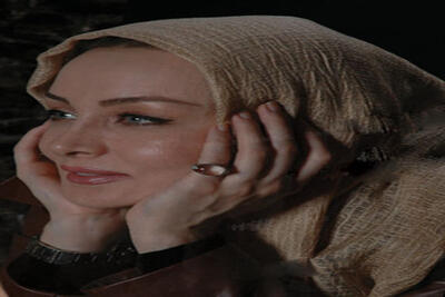 نگاه روز | ژست حدیث فولاوند در حال یوگا با لباس خاص کنار مربی اش