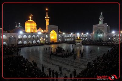 آیین ورود خدام رضوی در مراسم شام غریبان همراه با مدیحه سرایی با یاد سرداران شهید وطن