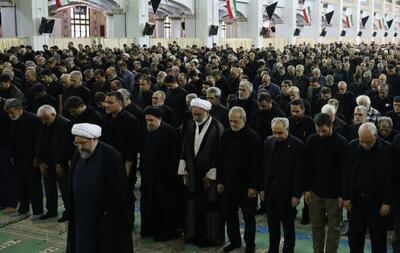 نماز ظهر عاشورای پزشکیان در جمع عزاداران حسینی(ع) + فیلم