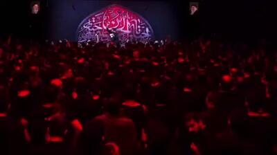 رجزخوانی آقای مداح برای دشمنان بعد از اعلام خبر حضور رهبر انقلاب در مراسم شب عاشورای حسینیه امام خمینی(ره)