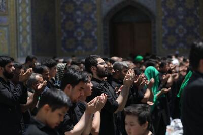 اقامه نماز ظهر عاشورا در صحن و سرای بارگاه منور ثامن الائمه(ع)