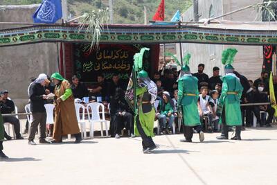بازسازی واقعه کربلا با تعزیه ظهر عاشورا در روستای شعبان