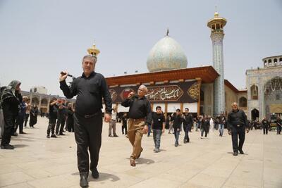 عزاداری و زنجیرزنی ظهر عاشورا در حرم مطهر حضرت شاهچراغ(ع)