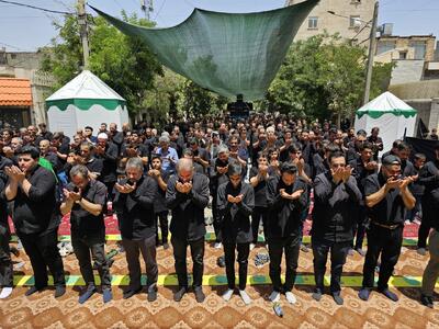 اقامه نماز ظهر عاشورا در مهدیه خیمه الانتظار مشهد