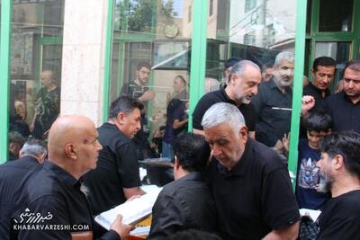 امیر قلعه نویی در حال کشیدن غذای نذری/ بزرگان فوتبال پای سفره سالار شهیدان +تصاویر - پارس فوتبال