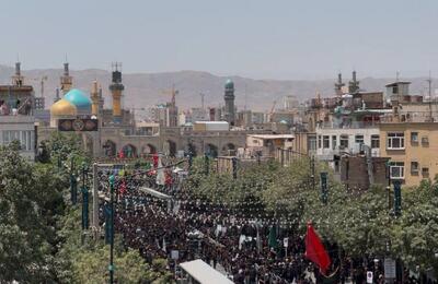 هم‌زمان با روز عاشورا زائران و مجاوران حرم مطهر رضوی به خیابان‌های مشهد آمدند | سوگواران حسینی در مسیر تداوم راه سیدالشهداء(ع) + فیلم
