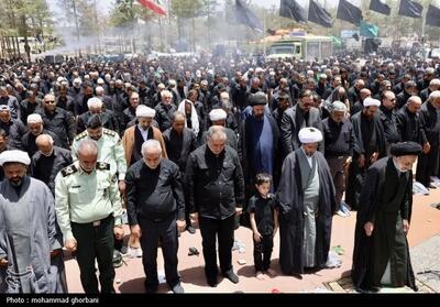 اقامه باشکوه نماز ظهر عاشورا در بیرجند؛ تجدیدعهد با مکتب سیدالشهدا(ع) - تسنیم