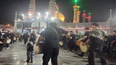 اجتماع عزاداران حسینی در حرم حضرت معصومه (س) در شب عاشورا + عکس و فیلم