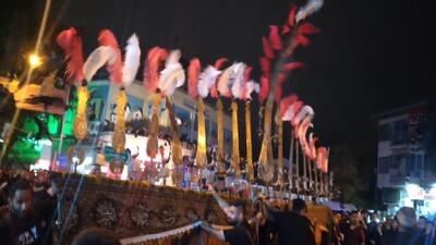 سوگواری شب عاشورای حسینی در رشت  زیر  بارش باران  + تصاویر