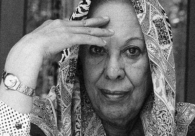 عکس/ «سیمین دانشور در حیاط منزل شخصی اش در تهران»؛ دهه ۷۰