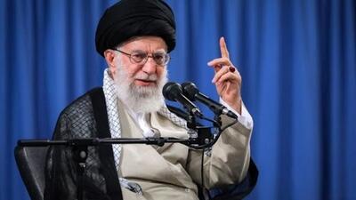 عکس/ رهبر انقلاب با لباس بلوچی در کنار «سرلشکر سلیمی، فرماندۀ سابق ارتش»؛ دهۀ ۶۰