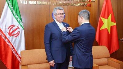 ویتنام، مدال صلح و دوستی بین ملت‌ها را به سفیر ایران اعطا کرد