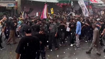 دسته عزاداری در پی بارندگی شدید در مرکز کشمیر در روز یازدهم محرم