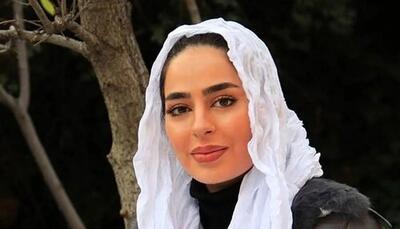 سمانه پاکدل با تیپی متفاوت در کافه‌ای دنج؛ ژستی عاشقانه و خاص