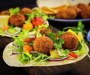 طرز تهیه فلافل خونگی بدون نخود؛ پفکی مثل فلافل آبادان