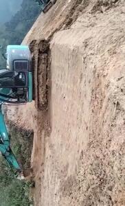 فیلم کنترل استادانه بیل مکانیکی در شیب تند