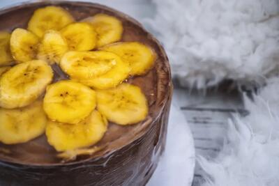 مراحل کامل تهیه کیک موز دارک خانگی