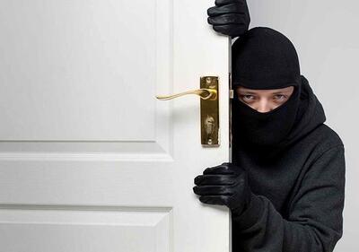عبور وحشتناک دزد از روی سیم خاردار برای سرقت یک دوچرخه!