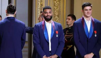 شاگرد عطایی در آغوش رئیس جمهور فرانسه!