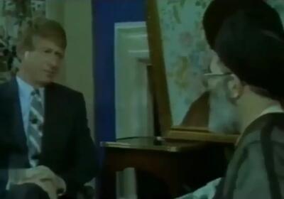 مصاحبه آیت الله خامنه ای(رئیس جمهور وقت) با مجری آمریکایی سال۱۳۶۶ حین جنگ ایران و عراق (فیلم)