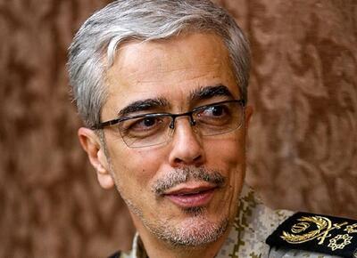 سپهبد محمد باقری در کنار برادرش در ایام جنگ