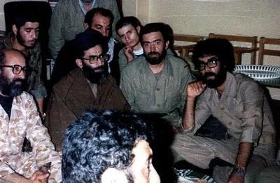 شهید چمران کنار رهبر انقلاب در صحرای طبس؛ اواخر دهه ۵۰