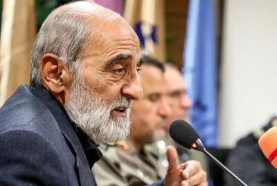حمله شریعتمداری به پزشکیان به بهانه مصاحبه با تاکر کارلسون؛ چرا گفتید مراجع علیه فرد خاصی فتوا نداده‌اند؟