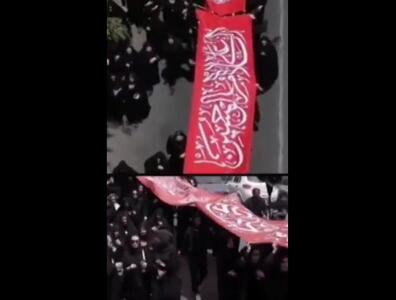 تصاویری از حمل بیرق ۱۰۰ متری توسط بانوان در زینبیه اعظم کاشان