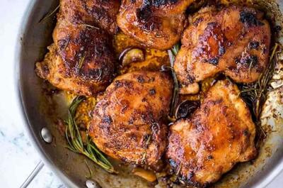 طرز تهیه مرغ تنوری با فر؛ روش مزه‌دار کردن مرغ با سیر و کره