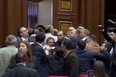 فیلم/ جنجال در پارلمان ارمنستان