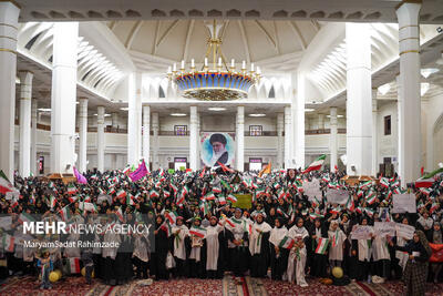 اجتماع بانوان زینبی فارس؛ندای لبیک به رهبری صحن حرم شاهچراغ را فراگرفت