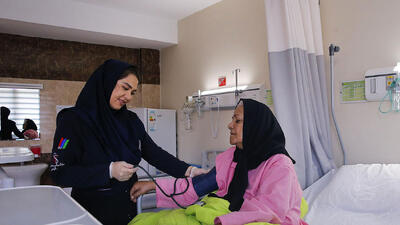 با شعار «پرستار قهرمان است» مشکلات حل نمی شود! /پایداری نظام سلامت وابسته به انگیزه و  امنیت شغلی پرستاران است