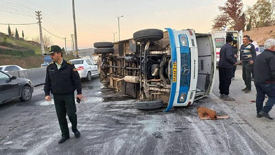 ۷ نفر بر اثر واژگونی مینی بوس در مشهد مصدوم شدند