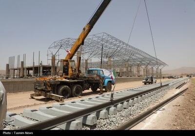 آغاز عملیات ریل‌گذاری راه‌آهن مبارکه ـ سفیددشت ـ شهرکرد + تصویر - تسنیم