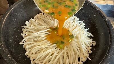 دستور تهیه یک املت متفاوت با قارچ آنوکی توسط آشپز آمریکایی (فیلم)