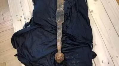کشف شمشیر تاریخی از دل رودخانه