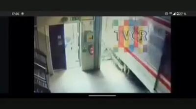 یک قطار مترو در پراگ چک از ریل خارج شد