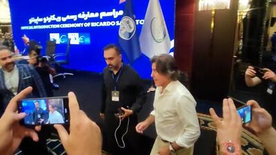 لحظه ورود ریکاردو ساپینتو به محل برگزاری مراسم + ویدئو | قدردانی مجری برنامه از ساپینتو